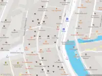 Ambulance met gepaste spoed naar de Taksteeg in Amsterdam