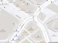 Ambulance met grote spoed naar de Waterlooplein in Amsterdam