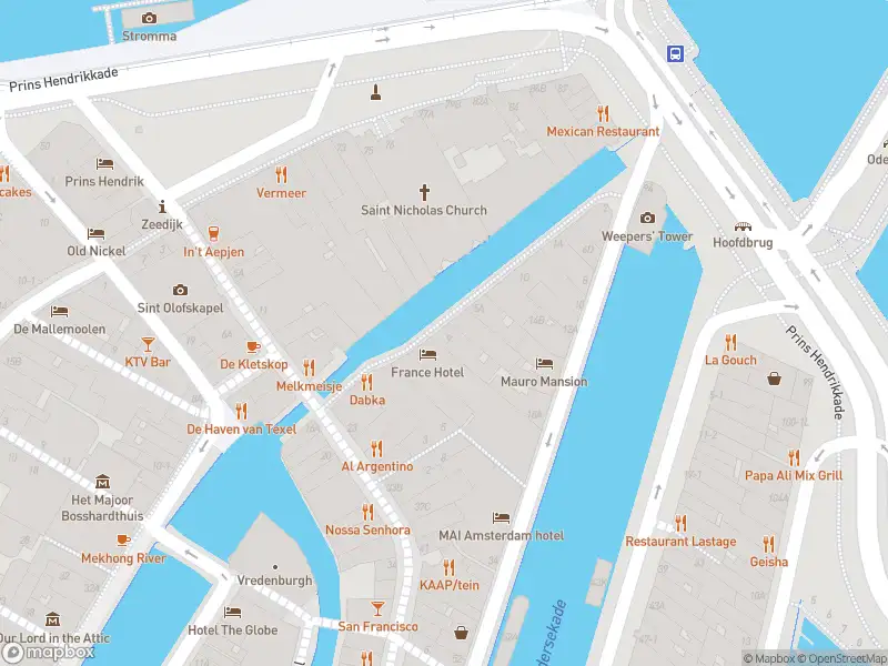 Ambulance met grote spoed naar de Oudezijds Kolk in Amsterdam