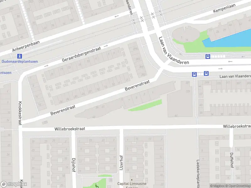 Ambulance met gepaste spoed naar de Beverenstraat in Amsterdam