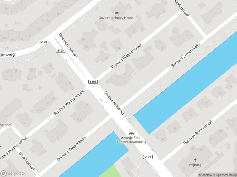 Ambulance met gepaste spoed naar de Diepenbrockstraat in Amsterdam