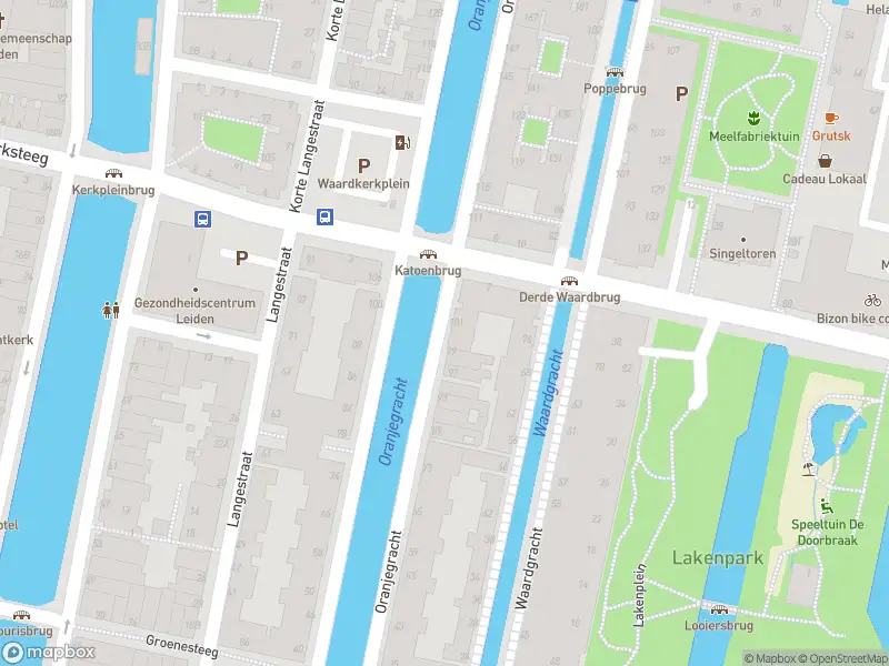 Ambulance met gepaste spoed naar de Oranjegracht in Leiden