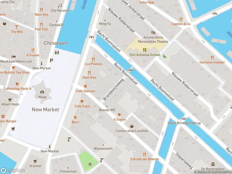 Ambulance met grote spoed naar de Brandewijnsteeg in Amsterdam