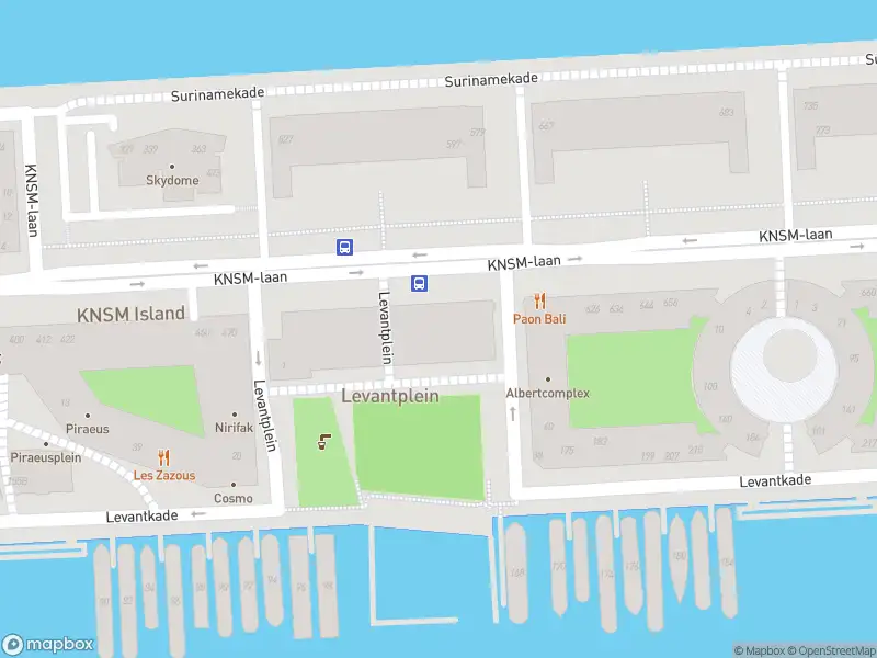 Ambulance met gepaste spoed naar de KNSM-laan in Amsterdam