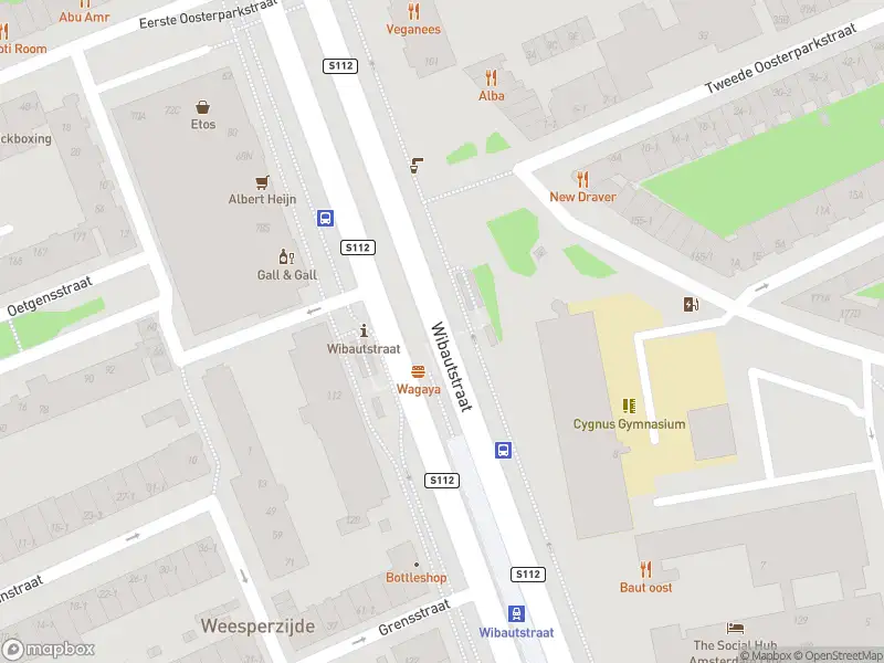 Ambulance met gepaste spoed naar de Metrostation Wibautstraat in Amsterdam