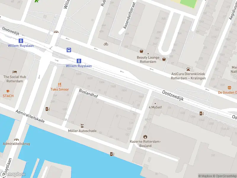 Ambulance met grote spoed naar de Oostzeedijk in Rotterdam