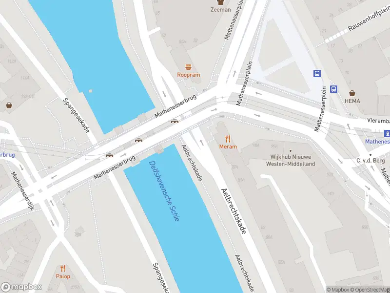 Ambulance met gepaste spoed naar de Mathenesserplein in Rotterdam