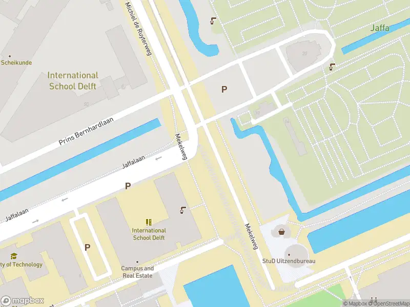 Ambulance met grote spoed naar de Jaffalaan in Delft