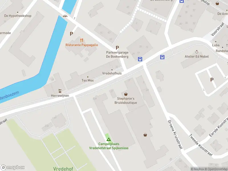 Ambulance met grote spoed naar de Vredehofstraat in Spijkenisse