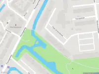 Ambulance met grote spoed naar de Pieter de Hoochplaats in Alblasserdam