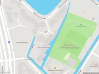 Ambulance met grote spoed naar de Lorentzhof in Leiden