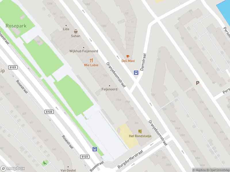 Ambulance met grote spoed naar de Oranjeboomstraat in Rotterdam