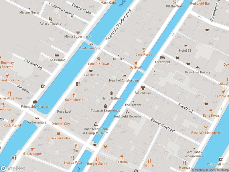 Politie met grote spoed naar de Oudezijds Achterburgwal in Amsterdam vanwege personen te water