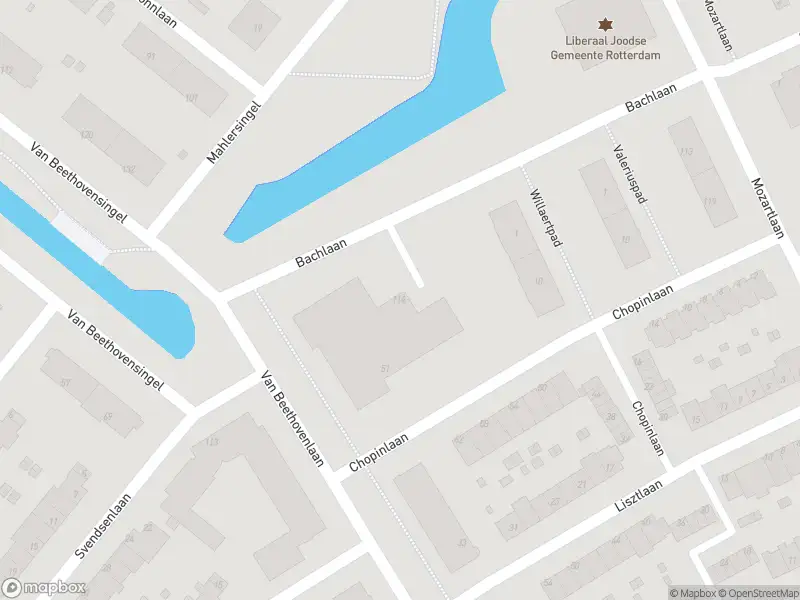 Ambulance met gepaste spoed naar de Bachlaan in Rotterdam