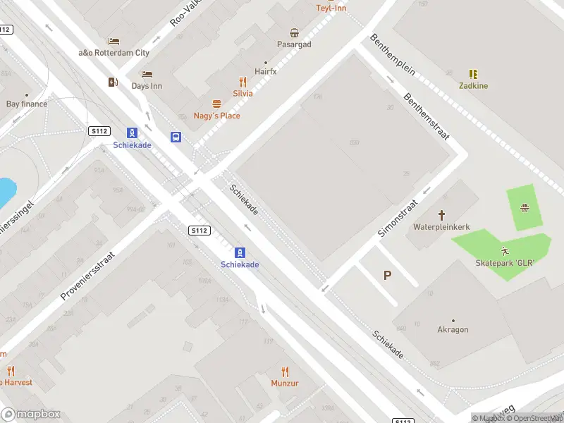 Ambulance met grote spoed naar de Schiekade in Rotterdam