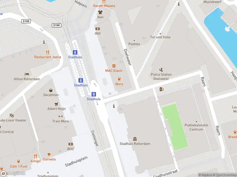 Ambulance met gepaste spoed naar de Coolsingel in Rotterdam