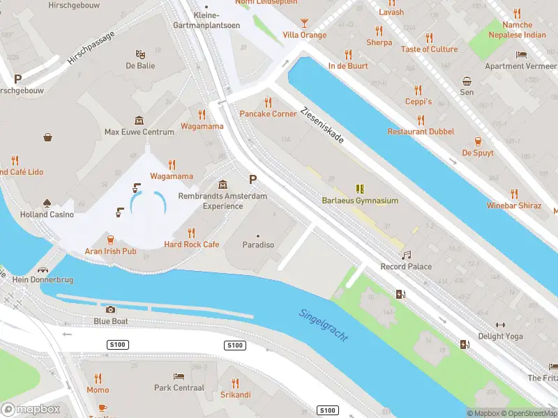 Ambulance met grote spoed naar de Zieseniskade in Amsterdam