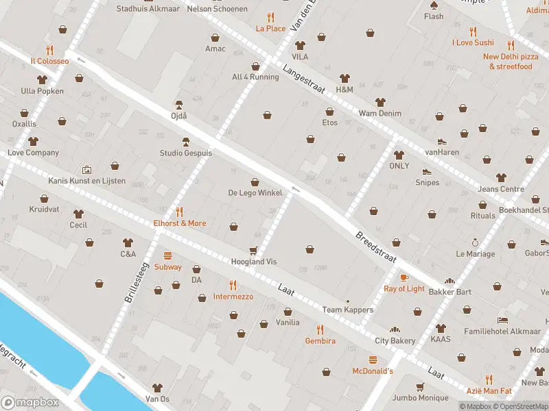 Ambulance met grote spoed naar de Diggelaarssteeg in Alkmaar