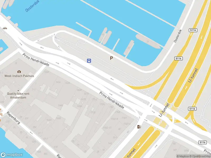 Ambulance met grote spoed naar de Oosterdok in Amsterdam