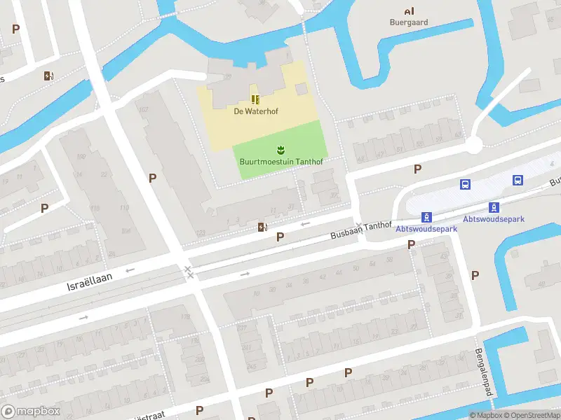 Ambulance met grote spoed naar de Busbaan Tanthof in Delft