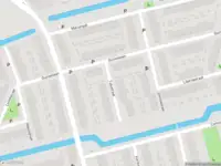 Ambulance met grote spoed naar de Tutustraat in Delft