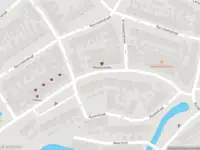 Ambulance met gepaste spoed naar de Burgemeester van Baarstraat in Volendam