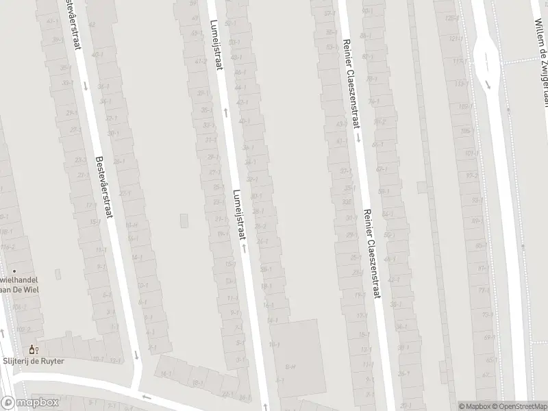 Ambulance met grote spoed naar de Reinier Claeszenstraat in Amsterdam