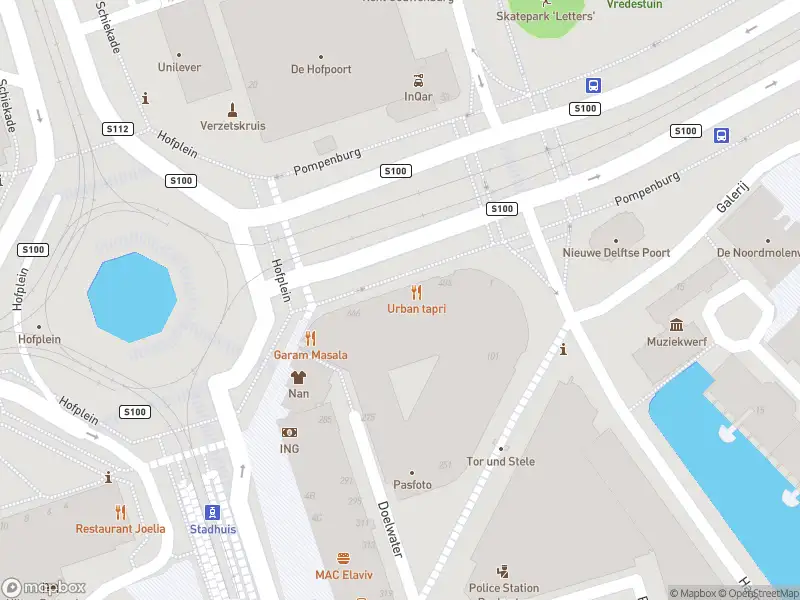 Ambulance met gepaste spoed naar de Pompenburg in Rotterdam