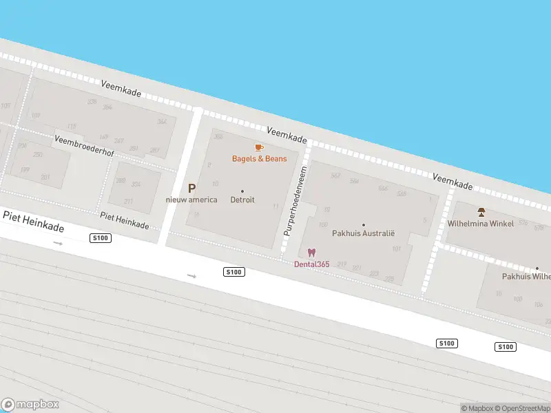 Ambulance met gepaste spoed naar de Withoedenveem in Amsterdam