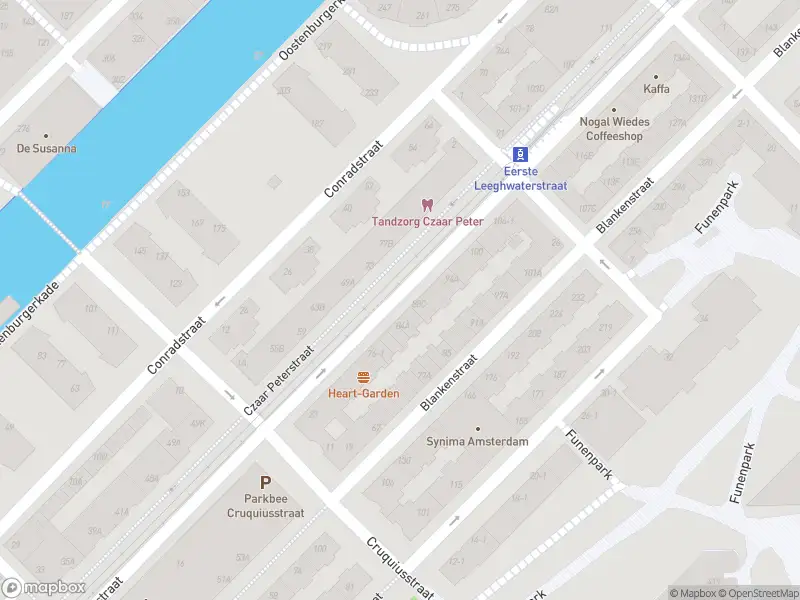 Ambulance met gepaste spoed naar de Czaar Peterstraat in Amsterdam