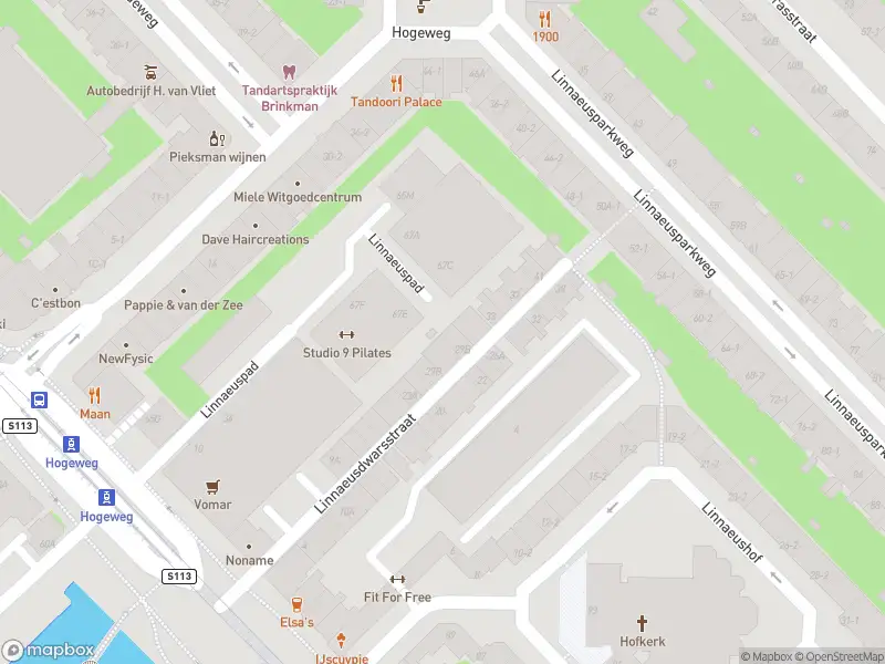 Ambulance met grote spoed naar de Linnaeuskade in Amsterdam