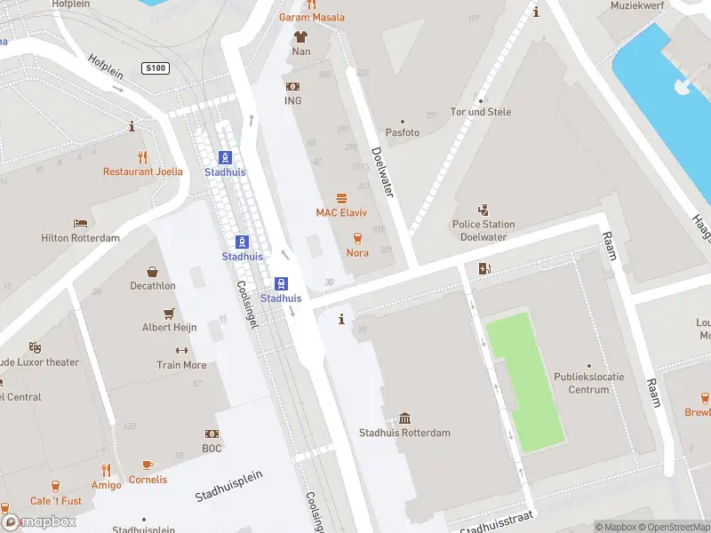 Ambulance met gepaste spoed naar de Coolsingel in Rotterdam