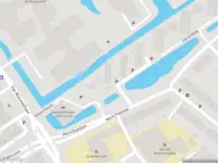 Ambulance met grote spoed naar de Maria Strickhof in Delft