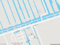 Politie naar de Wilgenweg in Groot-Ammers vanwege voertuigen te water