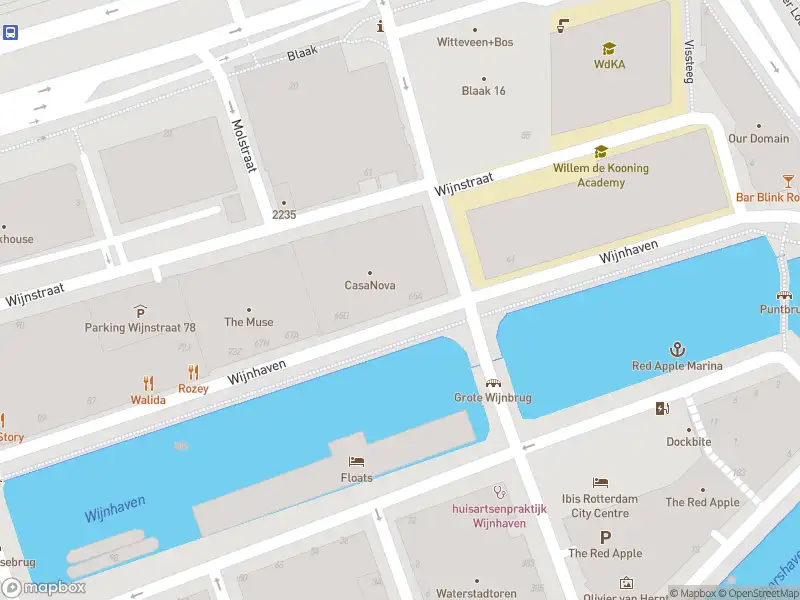 Ambulance met grote spoed naar de Wijnhaven in Rotterdam