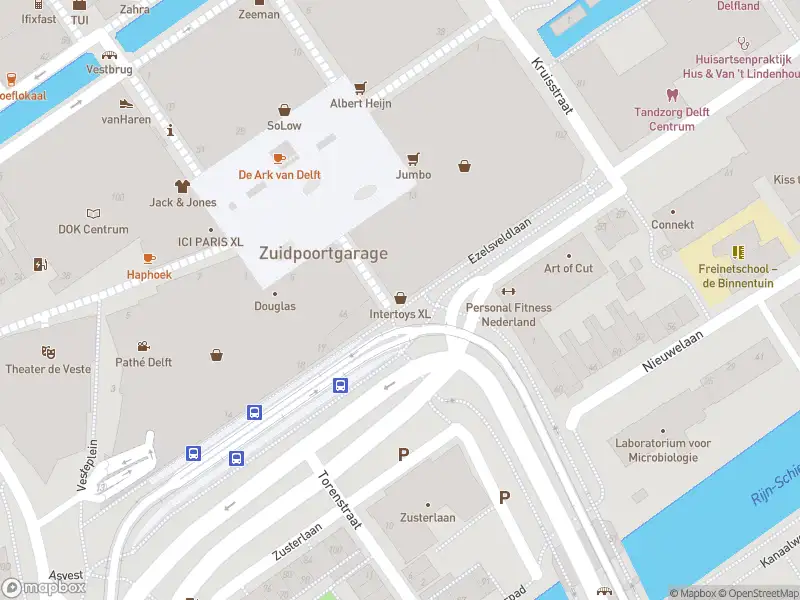 Ambulance met gepaste spoed naar de Zuidpoort in Delft