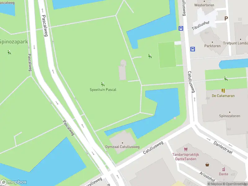 Ambulance met grote spoed naar de Pascalweg in Rotterdam