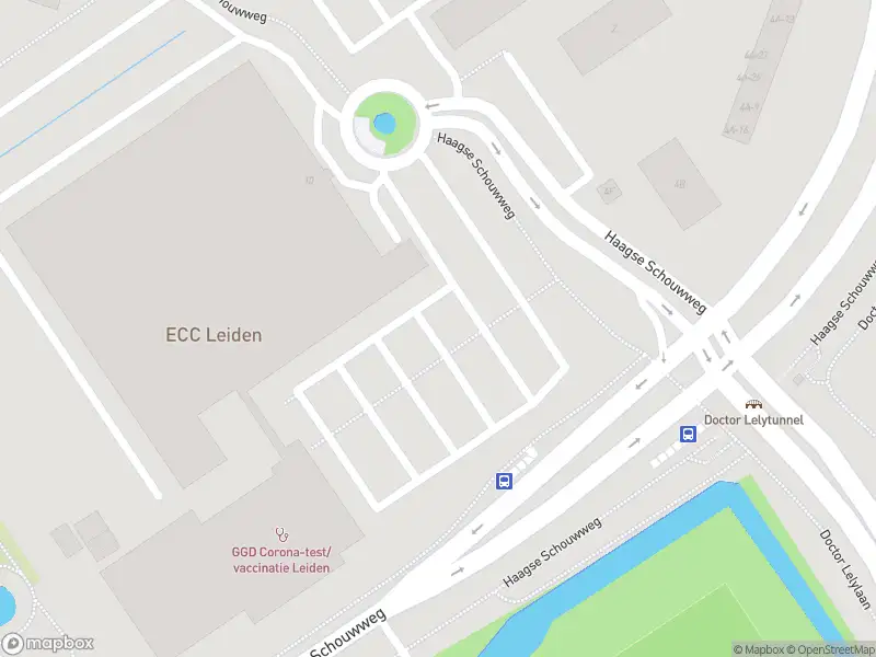 Ambulance met gepaste spoed naar de Haagse Schouwweg in Leiden