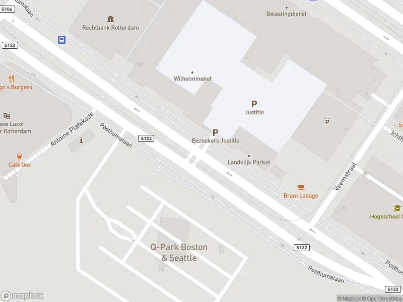 Ambulance met grote spoed naar de Posthumalaan in Rotterdam