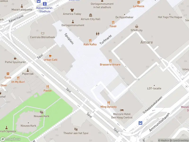 Ambulance met grote spoed naar de Spuiplein in 's-Gravenhage