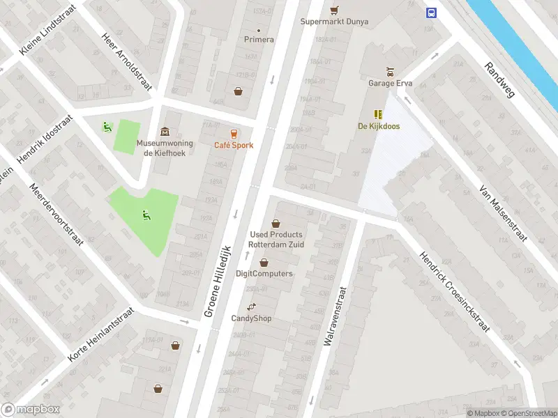 Ambulance met grote spoed naar de Groene Hilledijk in Rotterdam