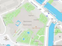 Ambulance met gepaste spoed naar de Museumstraat in Amsterdam