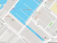 Ambulance met grote spoed naar de Krijn Taconiskade in Amsterdam