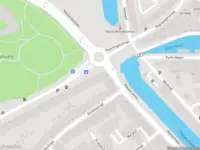 Ambulance met grote spoed naar de Vlaardingerdijk in Schiedam