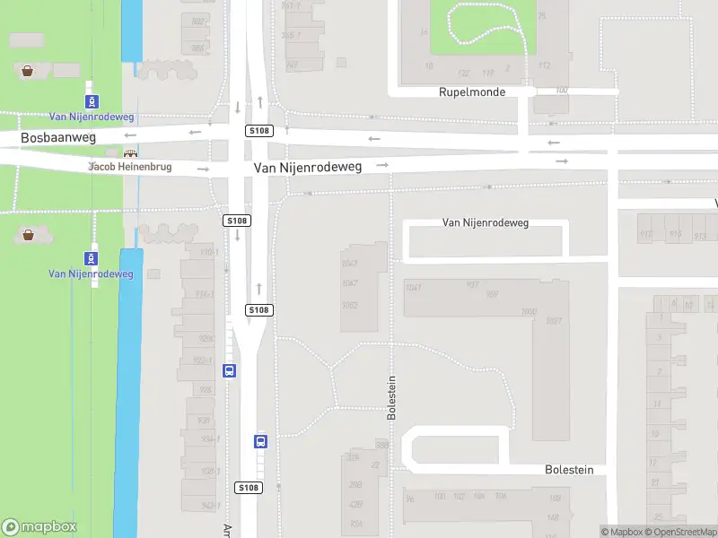 Ambulance met grote spoed naar de Van Nijenrodeweg in Amsterdam