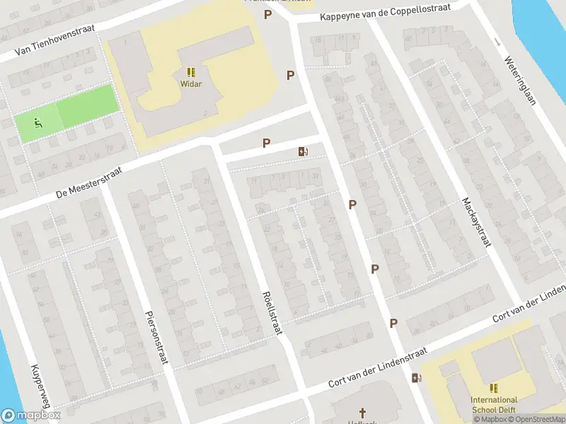 Ambulance met grote spoed naar de Cort van der Lindenstraat in Delft