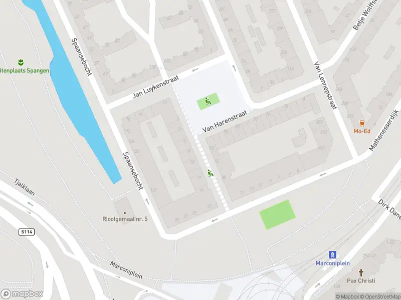 Ambulance naar de Piet Paaltjensplein in Rotterdam