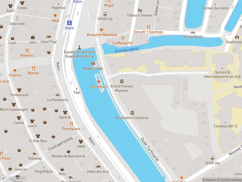 Ambulance met grote spoed naar de Oude Turfmarkt in Amsterdam