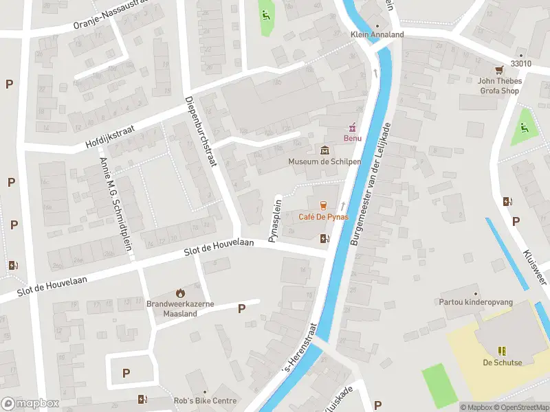 Ambulance met grote spoed naar de Pynasplein in Maasland