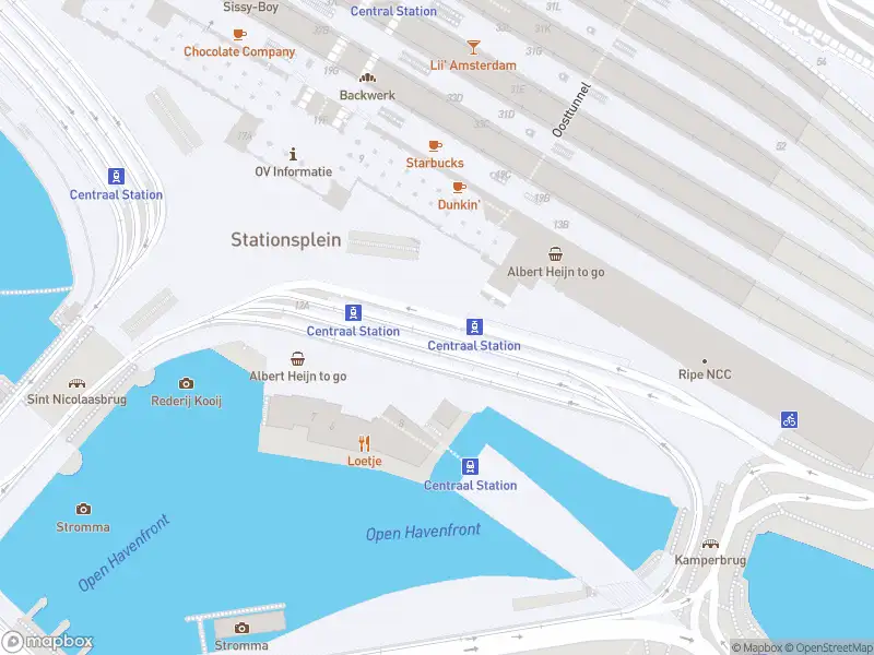 Ambulance met gepaste spoed naar de Stationsplein in Amsterdam